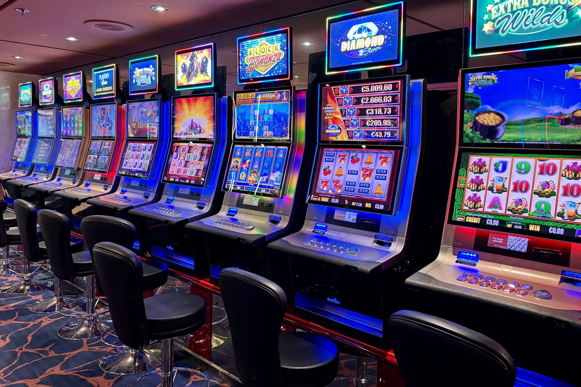 Midnight jazz lounge cinematic slot world
